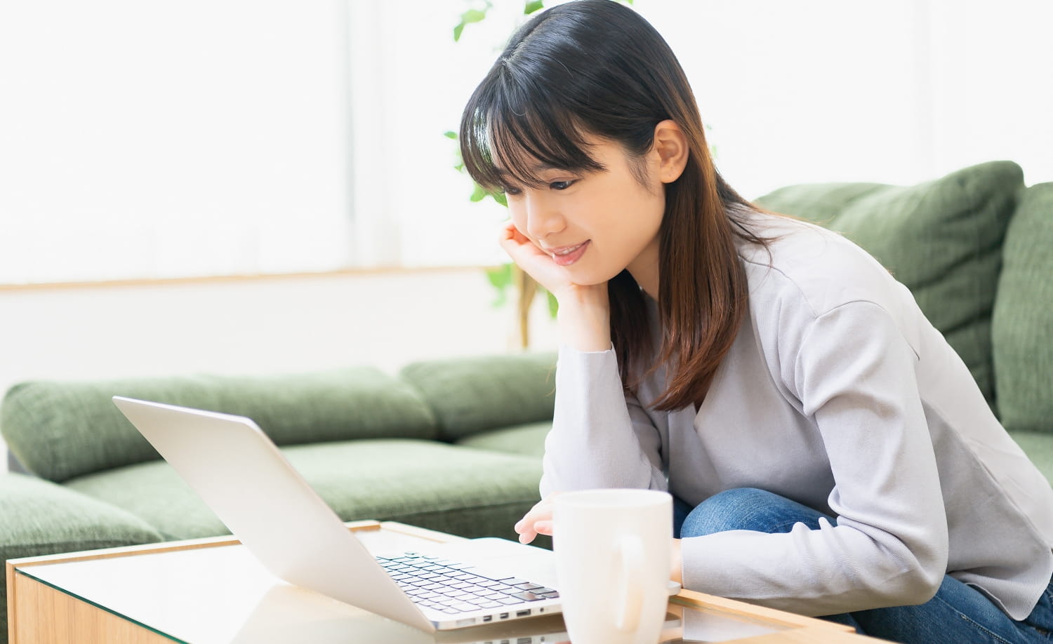 パソコンを見る女性