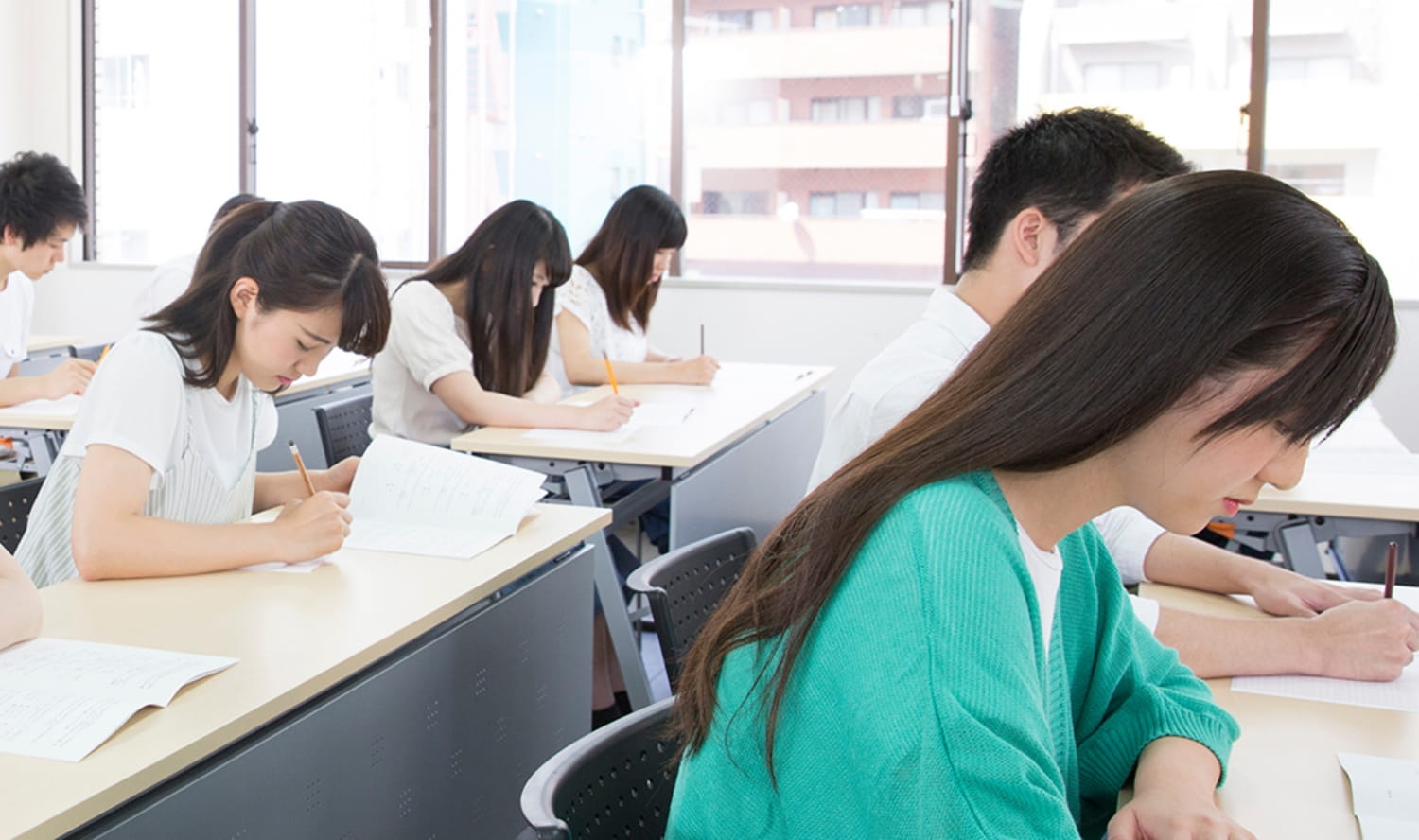 教室で勉強する女性