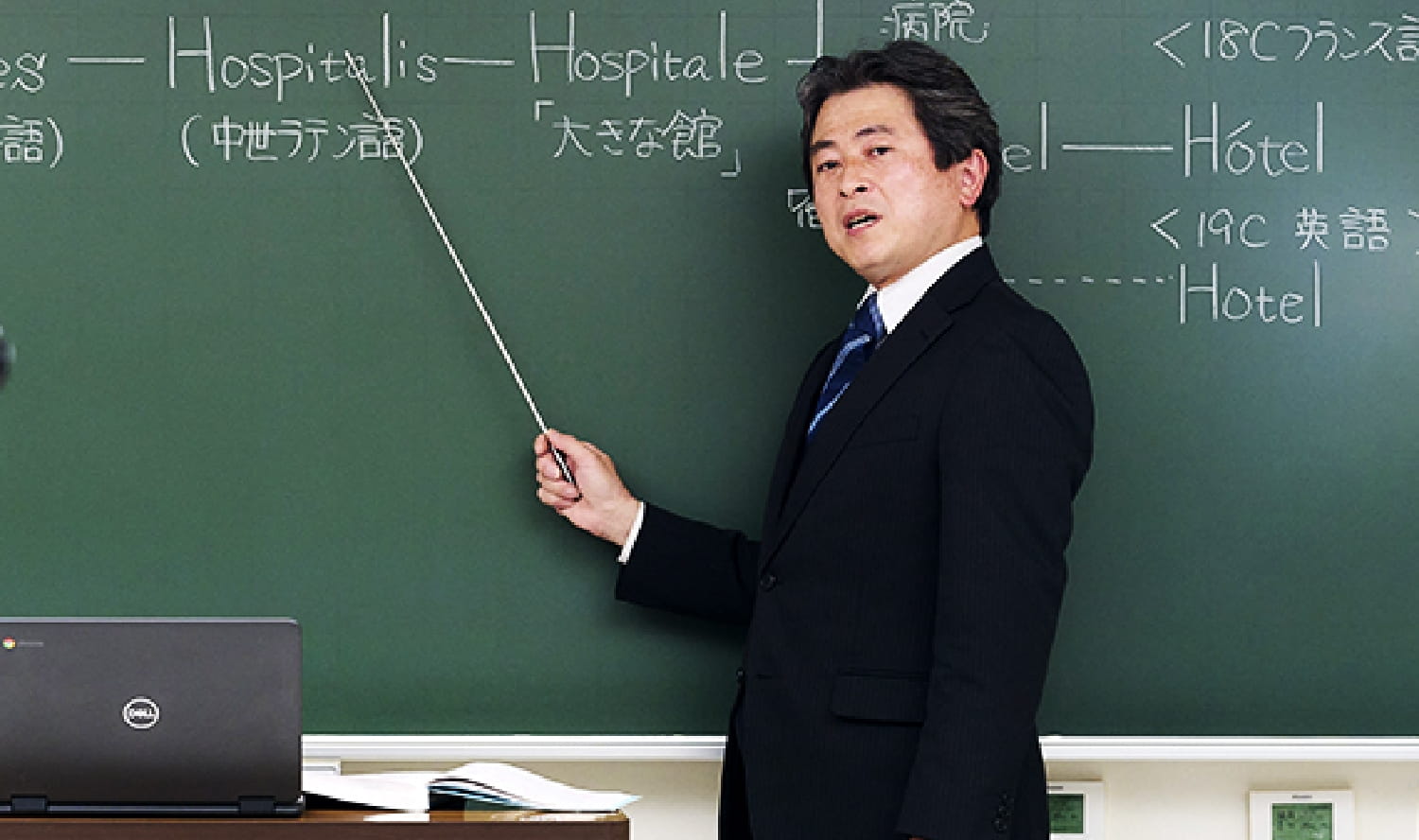 黒板で説明する教員