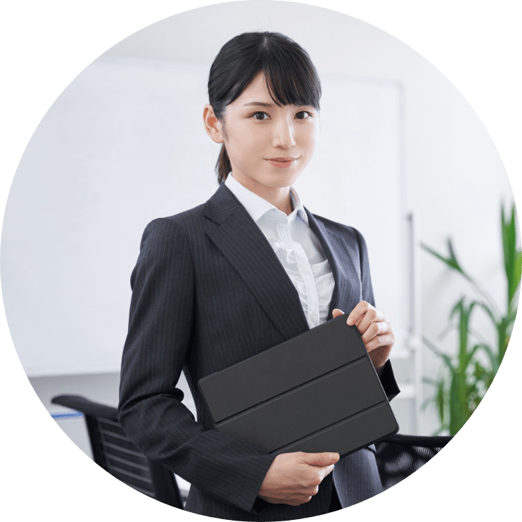 パソコンを持つスーツの女性