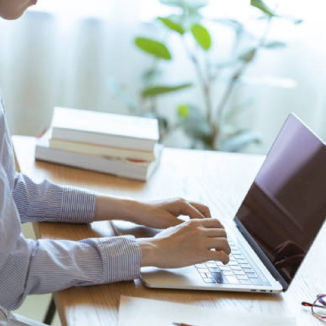 パソコンを使用している人