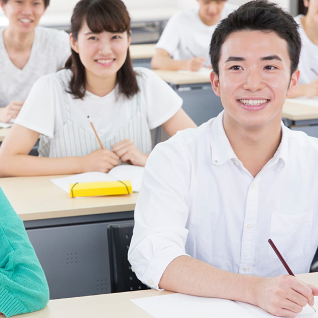 クラスで勉強する男性