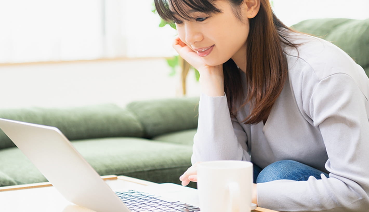 ビデオ学習する女性