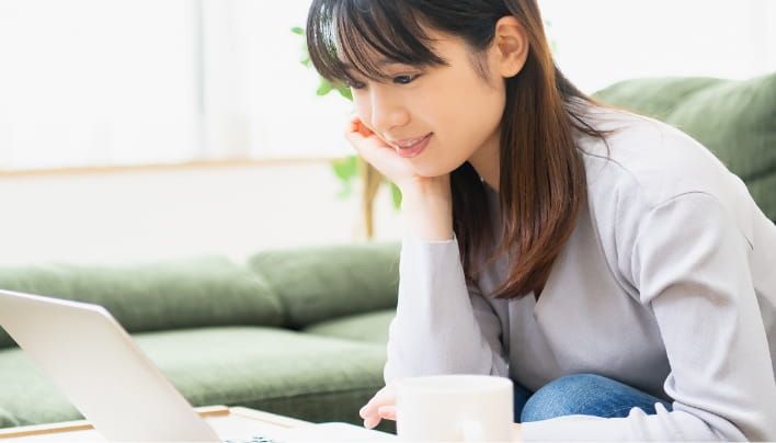 ビデオ学習する女性